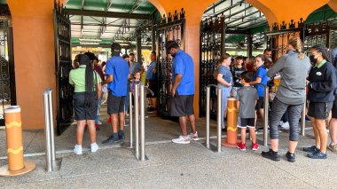 Tampa, FL USA - 11 Kasım 2021 Tampa, Florida 'daki Busch Gardens girişindeki insanlar.