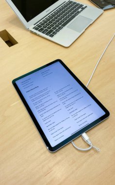 Orlando, FL USA - 20 Eylül 2021: Bir Apple mağazasındaki Bilgisayarlarda Bir Ipad Hava.