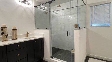 Orlando, FL USA - 6 Şubat 2021: Bir apartman dairesindeki batroom.