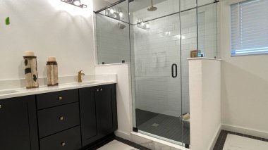 Orlando, FL USA - 6 Şubat 2021: Bir apartman dairesindeki banyo.