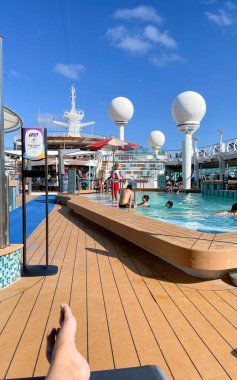 Orlando, FL USA - 14 Eylül 2021: Denizcilik Gemisi Kraliyet Karayip Denizcisi 'nin yüzme havuzu alanı.