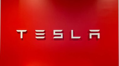 Orlando, FL USA - 5 Kasım 2021: Tesla İşareti Orlando, FL 'deki Tesla bayiliğinin girişinde.
