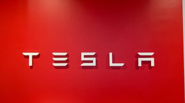 Orlando, FL USA - 5 Kasım 2021: Tesla İşareti Orlando, FL 'deki Tesla bayiliğinin girişinde.