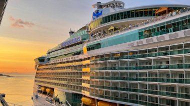 Nassau Bahamas - 15 Eylül 2021: Nassau, Bahamalar 'daki Kraliyet Karayip Gemi Özgürlüğü.