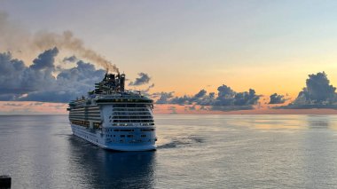 Nassau Bahamas - 15 Eylül 2021: Nassau, Bahamalar 'daki Kraliyet Karayip Gemi Özgürlüğü.