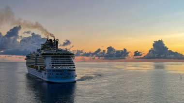 Nassau Bahamas - 15 Eylül 2021: Nassau, Bahamalar 'daki Kraliyet Karayip Gemi Özgürlüğü.