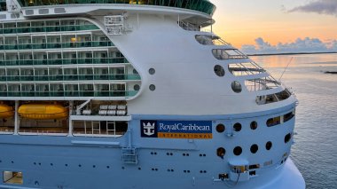 Nassau Bahamas - 15 Eylül 2021: Nassau, Bahamalar 'daki Kraliyet Karayip Gemi Özgürlüğü.