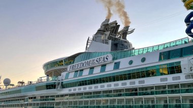 Nassau Bahamas - 15 Eylül 2021: Nassau, Bahamalar 'daki Kraliyet Karayip Gemi Özgürlüğü.