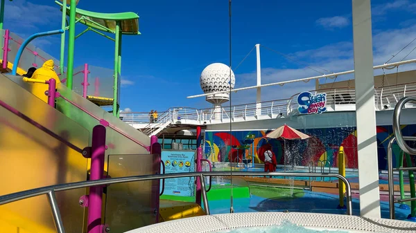 Orlando Usa December 2021 Familjen Poolområdet Royal Caribbean Rcl Kryssningsfartyg — Stockfoto