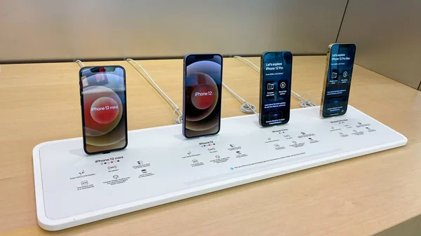Orlando Usa Września 2021 Rząd Wszystkich Modeli Iphone Sklepie Apple — Zdjęcie stockowe