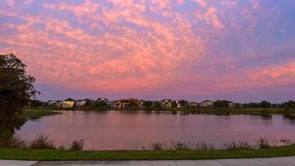 郊外の湖を背景に美しいピンク オレンジ 青の夕日 — ストック写真