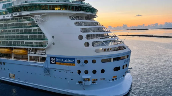 Nassau Bahamas - 15 Eylül 2021: Nassau, Bahamalar 'daki Kraliyet Karayip Gemi Özgürlüğü.