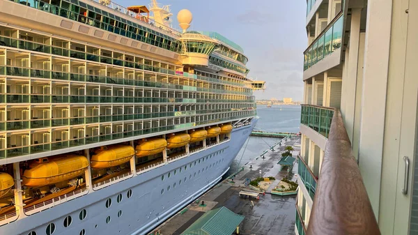 Nassau Bahamas - 15 Eylül 2021: Nassau, Bahamalar 'daki Kraliyet Karayip Gemi Özgürlüğü.