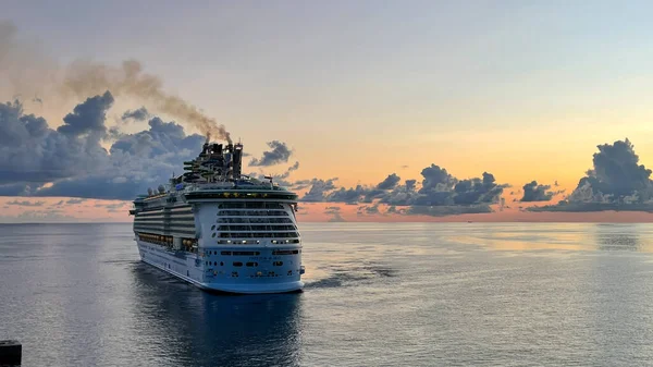 Nassau Bahamas - 15 Eylül 2021: Nassau, Bahamalar 'daki Kraliyet Karayip Gemi Özgürlüğü.