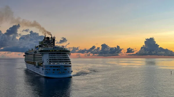 Nassau Bahamas - 15 Eylül 2021: Nassau, Bahamalar 'daki Kraliyet Karayip Gemi Özgürlüğü.