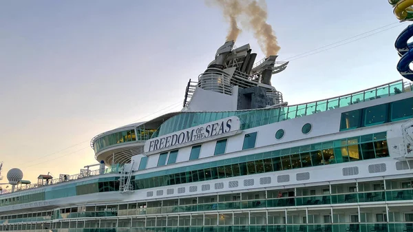 Nassau Bahamas - 15 Eylül 2021: Nassau, Bahamalar 'daki Kraliyet Karayip Gemi Özgürlüğü.