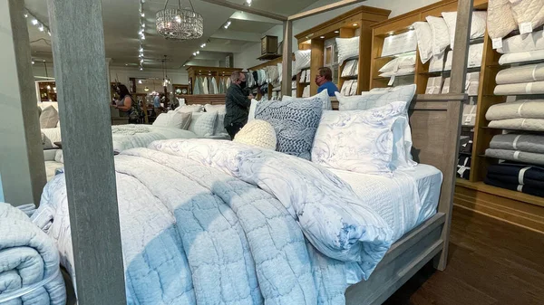 Orlando Usa April 2021 Display Bed Linens Bed Sale Pottery — Stock Photo, Image