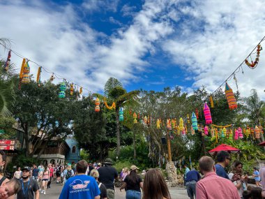 Orlando, FL USA - 13 Aralık 2021: Disney World 'deki Hayvan Krallığı' ndaki Afrika bölgesinde yürüyen insanlar.