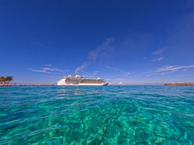 Bahamalar - 7 Aralık 2021: Bahamalar 'daki Coco Cay' de bulunan Kraliyet Karayip Gemisi 'ne uzanan berrak Karayip Denizi suyu.