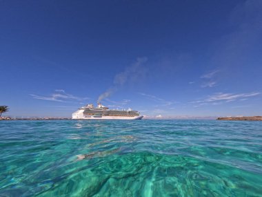 Bahamalar - 7 Aralık 2021: Bahamalar 'daki Coco Cay' de bulunan Kraliyet Karayip Gemisi 'ne uzanan berrak Karayip Denizi suyu.