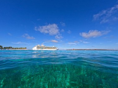 Bahamalar - 7 Aralık 2021: Bahamalar 'daki Coco Cay' de bulunan Kraliyet Karayip Gemisi 'ne uzanan berrak Karayip Denizi suyu.