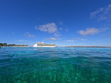 Bahamalar - 7 Aralık 2021: Bahamalar 'daki Coco Cay' de bulunan Kraliyet Karayip Gemisi 'ne uzanan berrak Karayip Denizi suyu.