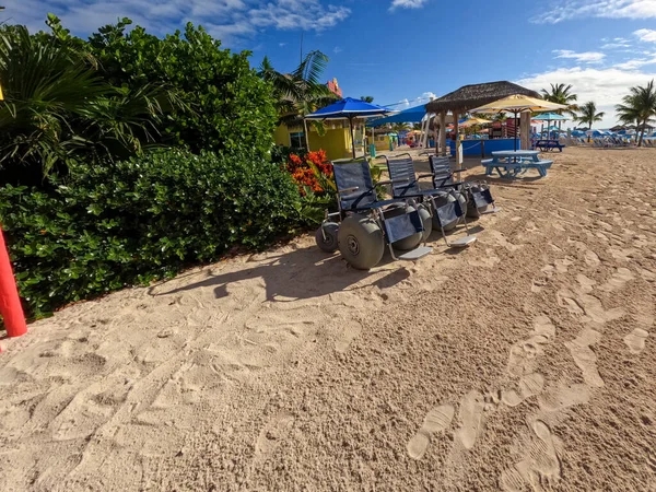 Bahamas Dezember 2021 Rollstühle Stehen Strand Von Coco Cay Der — Stockfoto