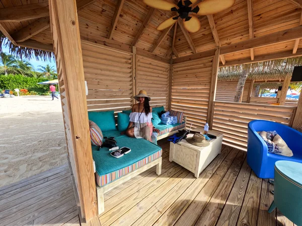 Bahamas Dezember 2021 Eine Schöne Frau Einer Cabana Auf Coco — Stockfoto