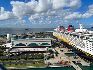 Orlando, FL USA - 8 Ocak 2022: The Disney Cruise Line Builing and cruise ship Fantasy, Port Canaveral, Florida.