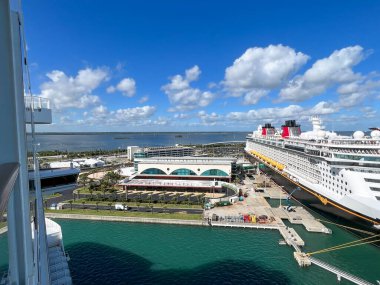 Orlando, FL USA - 8 Ocak 2022: The Disney Cruise Line Builing and cruise ship Fantasy, Port Canaveral, Florida.