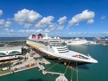 Orlando, FL USA - 8 Ocak 2022: Port Canaveral, Florida limanındaki Disney Cruise Gemi Fantezisi.