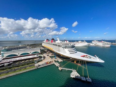 Orlando, FL USA - 8 Ocak 2022: Port Canaveral, Florida limanındaki Disney Cruise Gemi Fantezisi.
