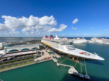Orlando, FL USA - 8 Ocak 2022: Port Canaveral, Florida limanındaki Disney Cruise Gemi Fantezisi.