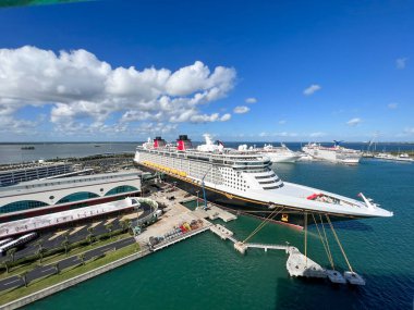 Orlando, FL USA - 8 Ocak 2022: Port Canaveral, Florida limanındaki Disney Cruise Gemi Fantezisi.