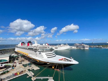 Orlando, FL USA - 8 Ocak 2022: Port Canaveral, Florida limanındaki Disney Cruise Gemi Fantezisi.
