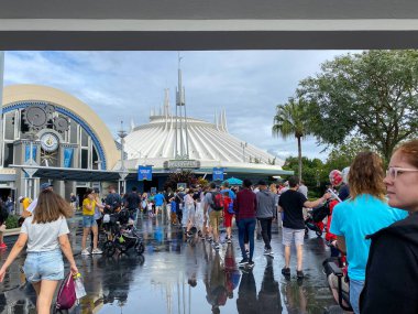 Orlando, FL USA - 28 Aralık 2019: Orlando, Florida 'daki Walt Disney World Magic Kingdom' da Space Moutian 'a binmek için kuyrukta bekleyenler.
