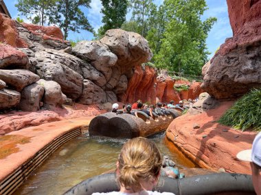 Orlando, FL USA - 5 Temmuz 2021: Orlando, Florida 'daki Walt Disney World Magic Kingdom' da Su Sıçratma Dağı.