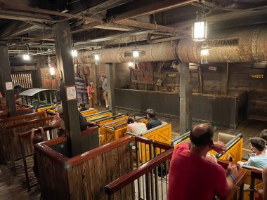 Orlando, FL USA - 28 Aralık 2019: Orlando, Florida 'daki Walt Disney World Magic Kingdom' da Büyük Thnder Dağı treninin yükleme alanı.