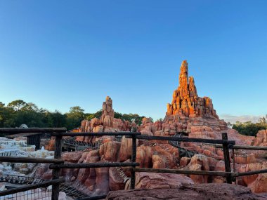 Orlando, FL USA - 28 Aralık 2019: Orlando, Florida 'daki Walt Disney Dünya Sihirli Krallığı' nda Büyük Thnder Dağı Tren Hız treni.