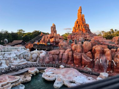 Orlando, FL USA - 28 Aralık 2019: Orlando, Florida 'daki Walt Disney Dünya Sihirli Krallığı' nda Büyük Thnder Dağı Tren Hız treni.