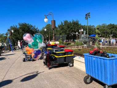 Orlando, FL USA - 2 Aralık 2021: Orlando, Florida 'daki Walt Disney World Magic Kingdom' da film ekipmanı.