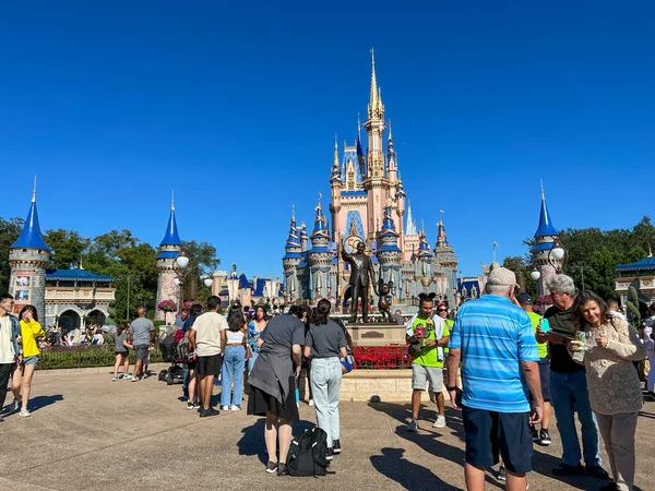 Orlando Usa December 2021 People Walking Cinderella Castle Christmas Walt — Stock Photo, Image