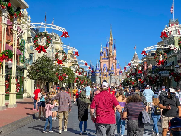 Orlando Usa Listopadu 2020 Lidé Kráčející Hradu Popelka Během Vánoc — Stock fotografie