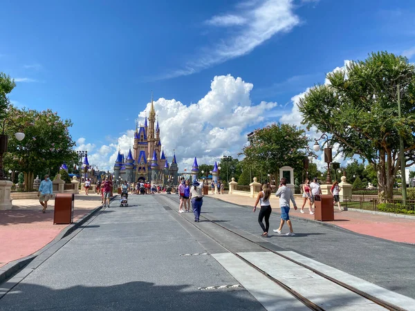 Orlando Usa Července 2020 Lidé Kráčejí Hradu Popelka Walt Disney — Stock fotografie