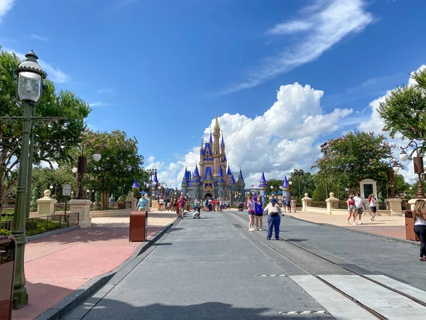 Orlando États Unis Juillet 2020 Les Gens Marchent Vers Château — Photo