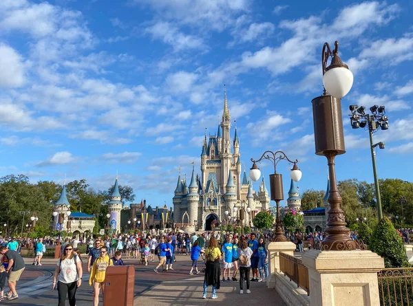 Orlando Usa Února 2020 Lidé Kráčejí Hradu Popelka Walt Disney — Stock fotografie