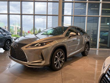 Orlando, FL USA - 29 Ekim 2021: Orlando, Florida 'daki bir galeride Lexus SUV.