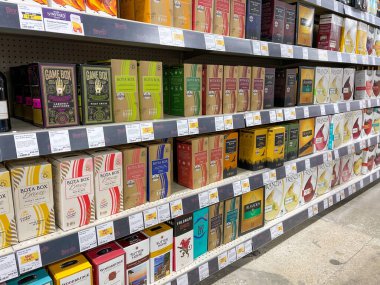 Springfield, IL ABD - 23 Eylül 2021: The Box Wine reyonu Springfield, IL.