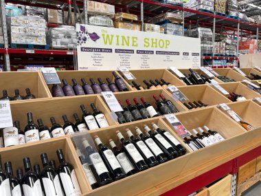 Orlando, FL USA - 31 Mayıs 2021: Sam 's Club marketinde çeşitli şarap ve şampanya türleri.