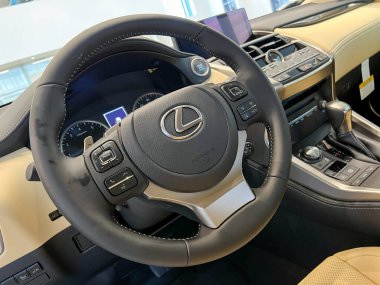 Orlando, FL USA - 29 Ekim 2021: Orlando, Florida 'daki bir galeride Lexus direksiyon simidi.